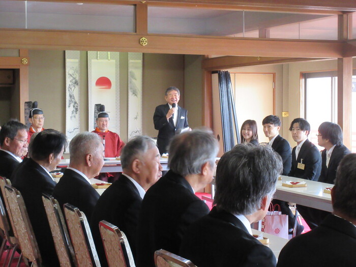 挨拶する市長
