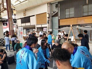 写真:商店街のアーケードでイベントが行われている様子