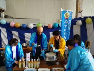 写真:ご飯の試食と玄米茶の試飲の様子1