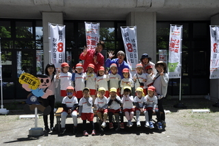 写真:イベントに参加した園児たちとノーサイン