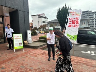 写真：西友八日市店でお米の日PR1