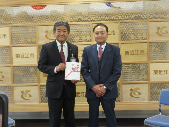 目録を受けとる市長