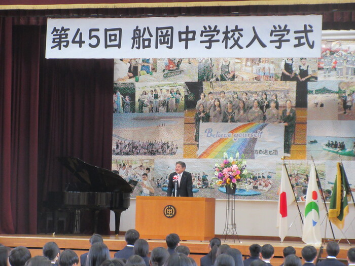 式辞を述べる市長