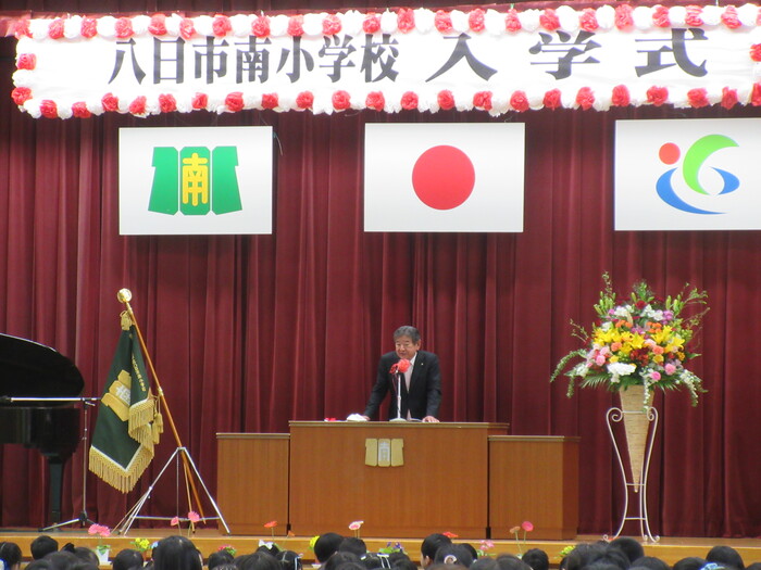 式辞を述べる市長