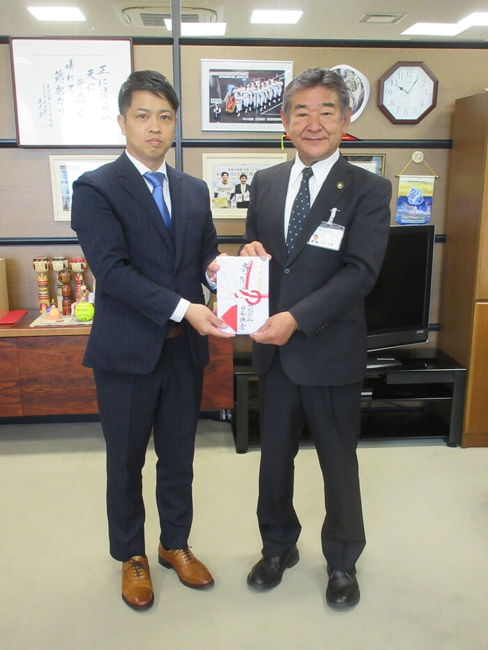 寄附を受け取る市長