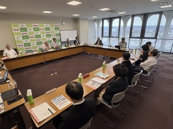 第1回東近江市政策推進懇話会の会議風景です。