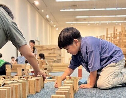 おもちゃで遊ぶ子供