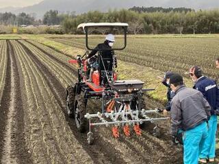 写真：乗用管理機で行う追肥作業