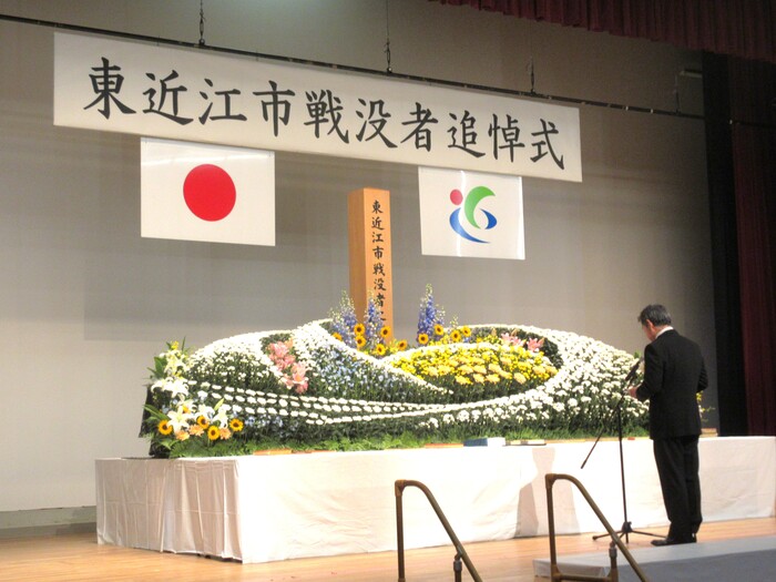 献花する市長
