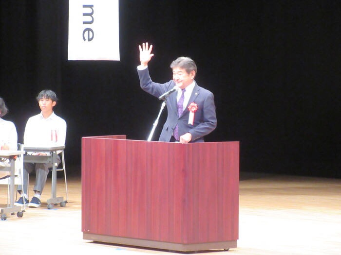 挨拶する市長