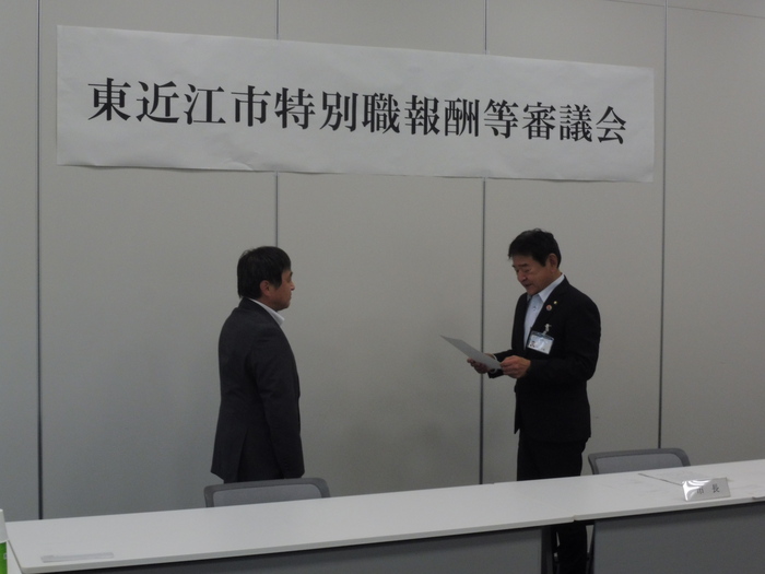 小椋市長から森野会長へ諮問