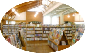 画像：八日市図書館の内観