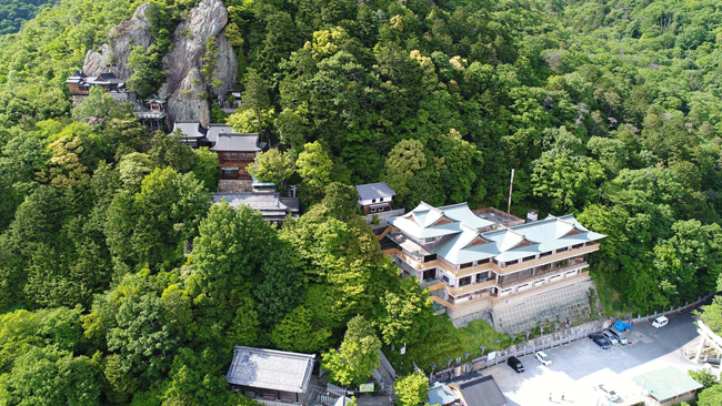 太郎坊宮参集殿を空から撮影した風景