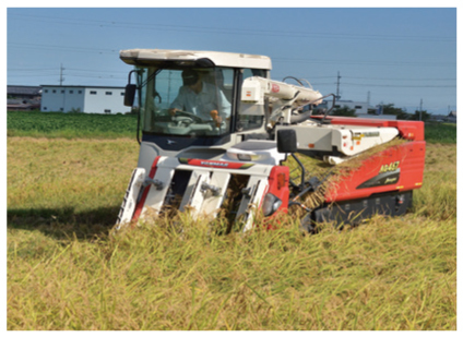 稲刈りをする農機の写真