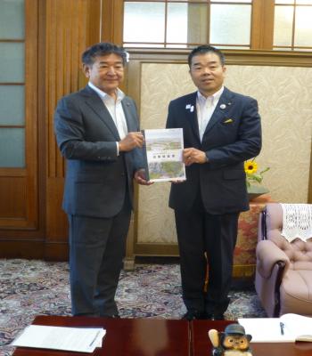 滋賀県知事へ提案書を渡す市長
